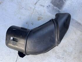 13717521017 Bmw 06-10 E60 550i Intake Air Duct Pipe Vent Hose Oem 020122