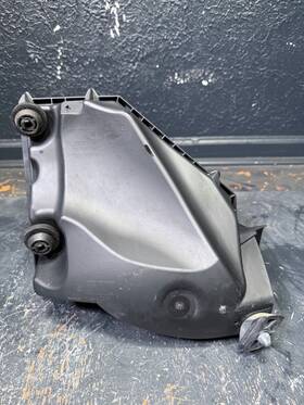 8097023 Bmw 21-25 M3 M4 G80 G82 Right Air Intake Cleaner Filter Housing Box Oem 8097023 Bmw 21-25 M3 M4 G80 G82 Right Air Intake Cleaner Filter Housing Box Oem