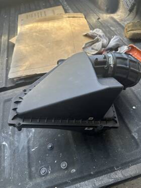 Cadillac 23196929 2013 - 2018 Ats Air Intake Cleaner Filter Housing Box Oem