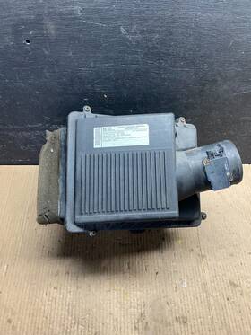 8gmxr0176822 Cadillac 2008 To 2014 Escalade Air Intake Cleaner Catalyst Box C1995