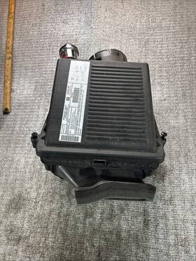 15979969 Chevrolet Silverado Air Cleaner Box Assembly 2004