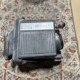 21997980 Chevrolet 2003-2006 Silverado 5.3l Engine Air Filter Box Housing Oem