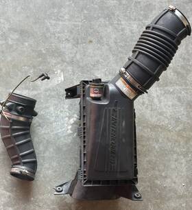 Ford F81u-9600-aa Oem Air Intake / Filter Box Assembly Removed From A 1999 F-250 7.3