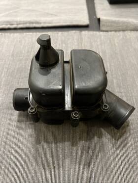 Ds73-9p437-de Ford Fu5a-9d370-ka 2015 Fusion Air Intake Resonator Ident Oem