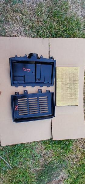 12529235 General Motors 12529823/12529235 1996-1997 Trans Am Air Cleaner Cover And Lower Housing Read