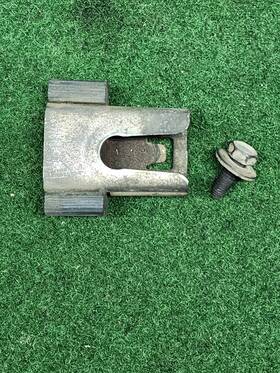 1996-ft98 General Motors 15713032 Air Cleaner Fender Bracket For Sierra Silverado And Suv P/n