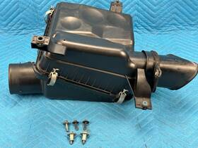 1775138040 Lexus Lx570 Air Cleaner Box Assembly 2008-06/2011 Oem
