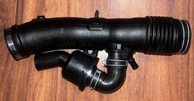 17898-31010 Lexus 2014-2015 Is250 Air Cleaner Hose Duct Intake Tube With Resonator Oem