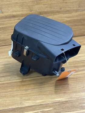 670101256 Maserati Motors Oem 2017-2020 Levante Engine Right Air Cleaner Filter Box