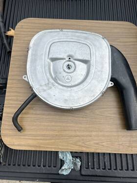 0010947404 Mercedes-benz R107 380sl W126 Air Intake Cleaner Filter Box