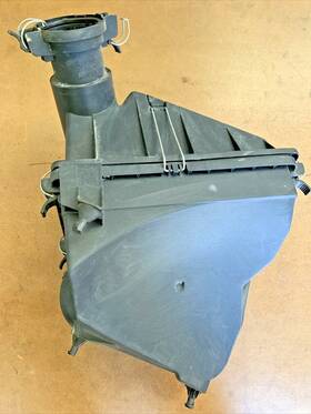1110940302 Mercedes-benz 1994-1996 C220 Air Cleaner Box 2.2l Oem