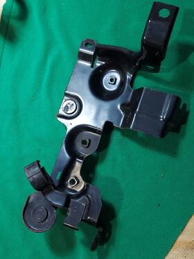 1500a054 Mitsubishi 2011-2023 Outlander Sport Air Cleaner Box Body Mount Bracket Oem