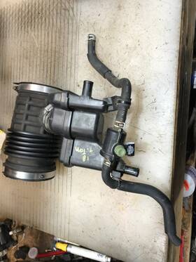 16576ez30c Nissan 2017 - 2024 Titan 5.6l Air Cleaner Filter Intake Inlet Duct Hose Oem