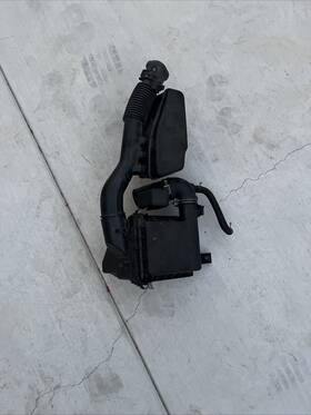 17812-37030 Toyota 17812-37930 2010-2015 Prius Air Intake Filter Cleaner Box With Sensor Oem